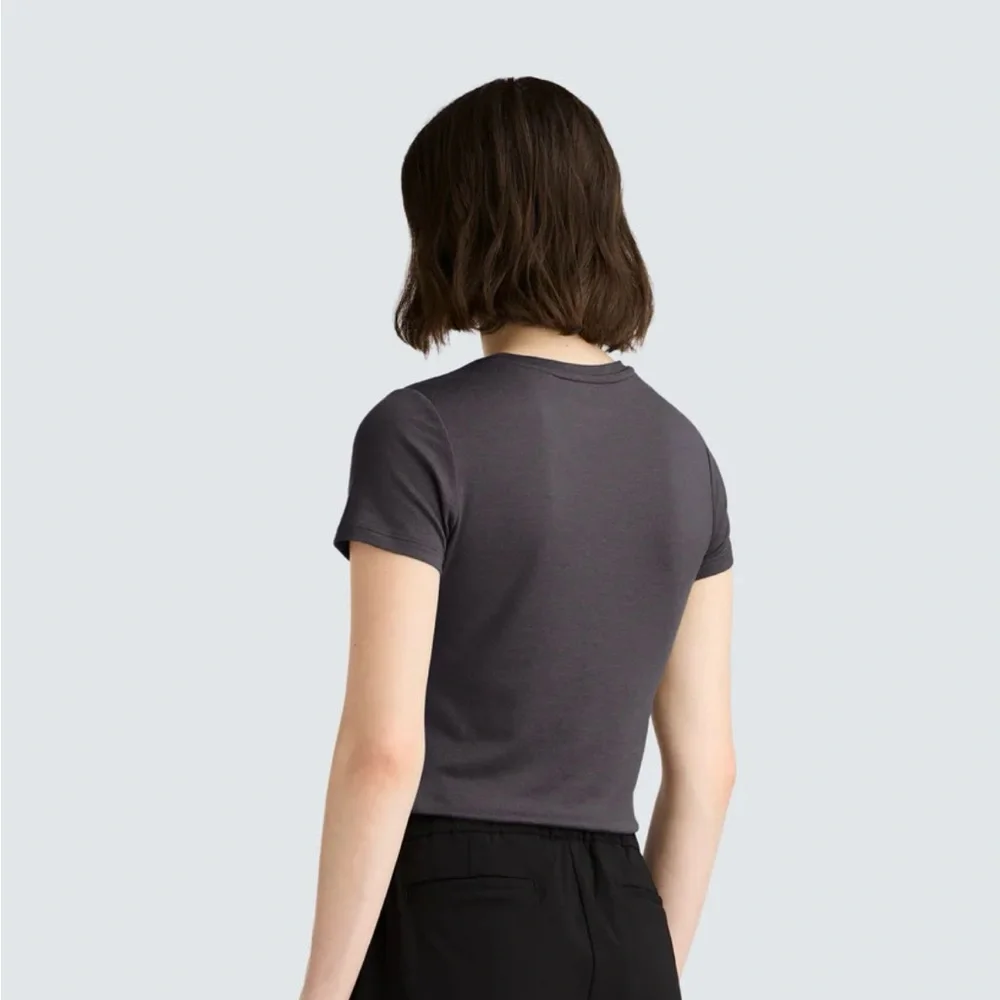 Women's Small Unbound Merino V‑Neck T‑Shirt Charcoal - Picture 4 of 5